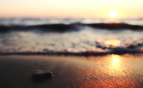 Камень солнца, закат, вода, волны, галька, отражение, рок