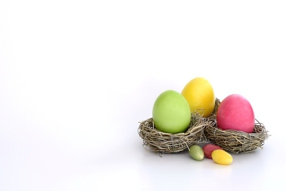 Пасхальные яйца, вареные яйца, гнездо, цвета, праздник