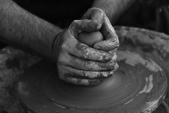 粘土、職人、汚れた手、手作り成形、陶器、スキル、作業