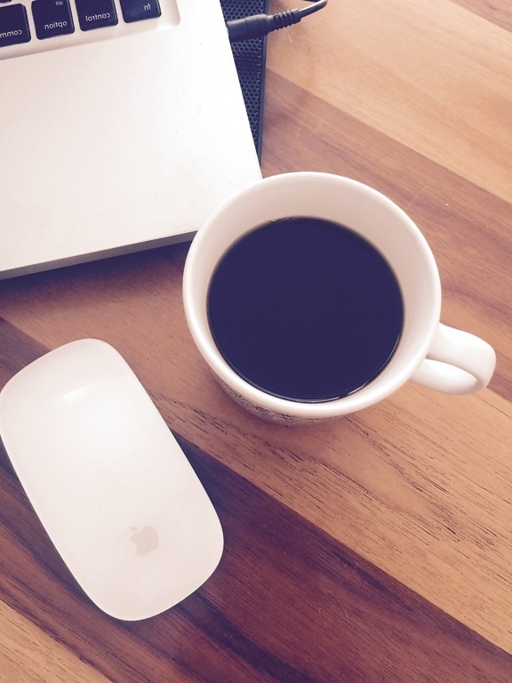 コーヒーのマグカップ、オフィス、コーヒー、コンピューターのキーボード、ラップトップ コンピューター