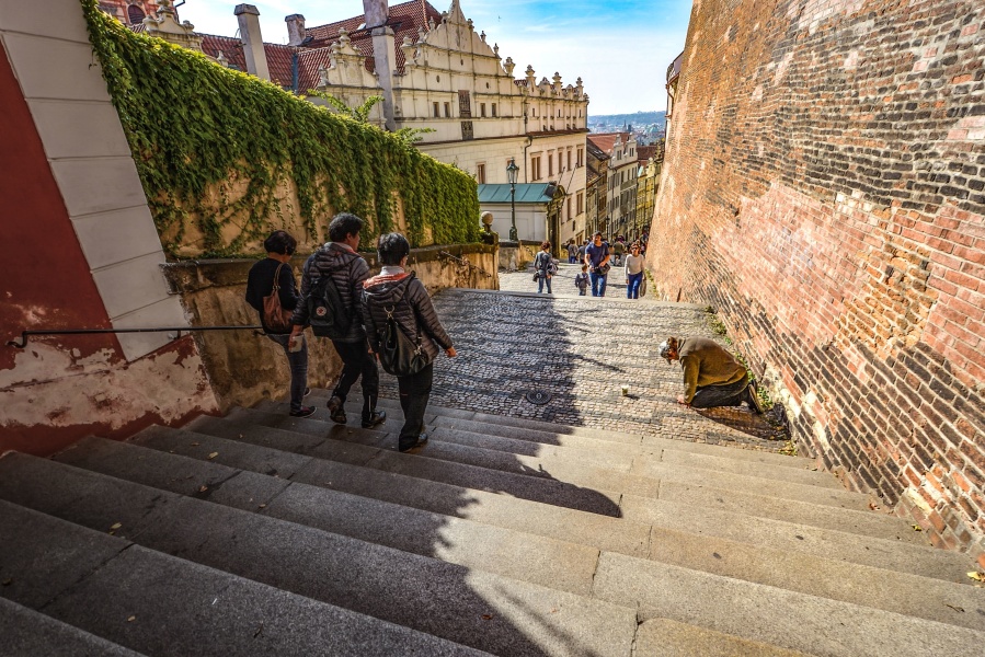 de viaje, los turistas strert, escaleras, piedra, cielo, edificio, pared