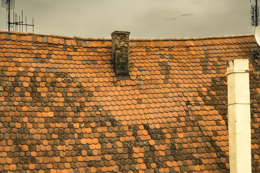 střecha, komín, obloha, střešní tašky, antény, zataženo
