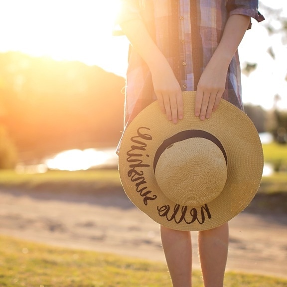 Playa del sol, resplandor, mujer, manos, sombrero, modelo de la foto,