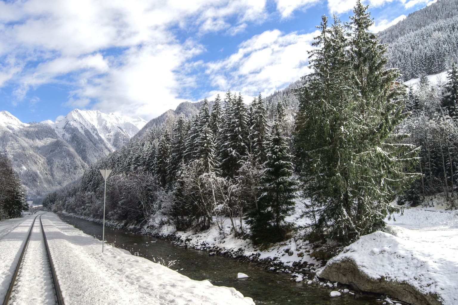 Зимняя дорога в Альпах