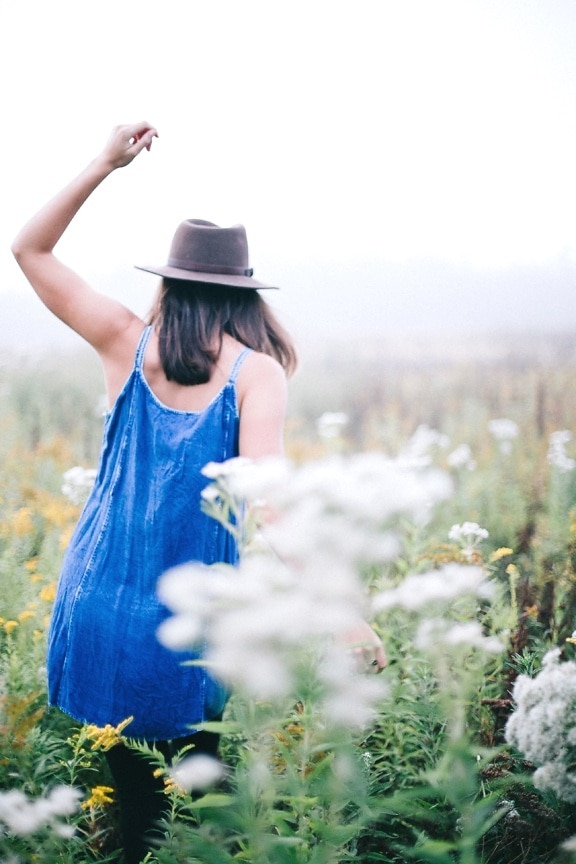 Dziewczyna, trawa, Kobieta, kapelusz, pola, kwiaty, wolność