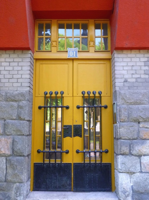 玄関のドア、窓、格子、石、レンガ、ガラス