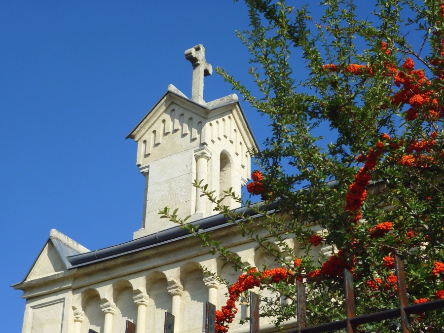 Torre de la iglesia, Cruz, edificio, monumento, árbol, cielo, edificio