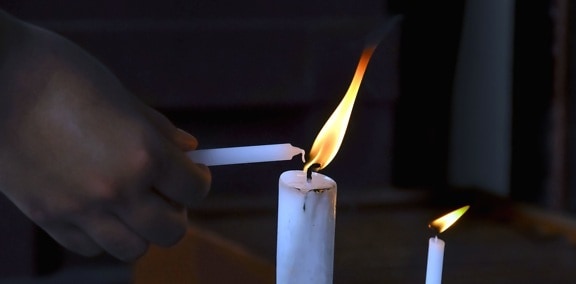 蜡烛, 烛光, 蜡烛, 黑暗, 火, 火焰, 火焰, 手, 烟雾