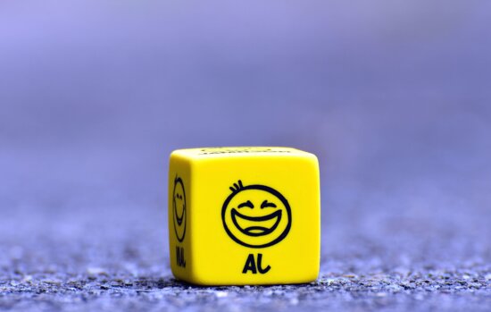 Sorriso, giocattolo, giallo, colore, cubo, emozioni, divertimento, gioco