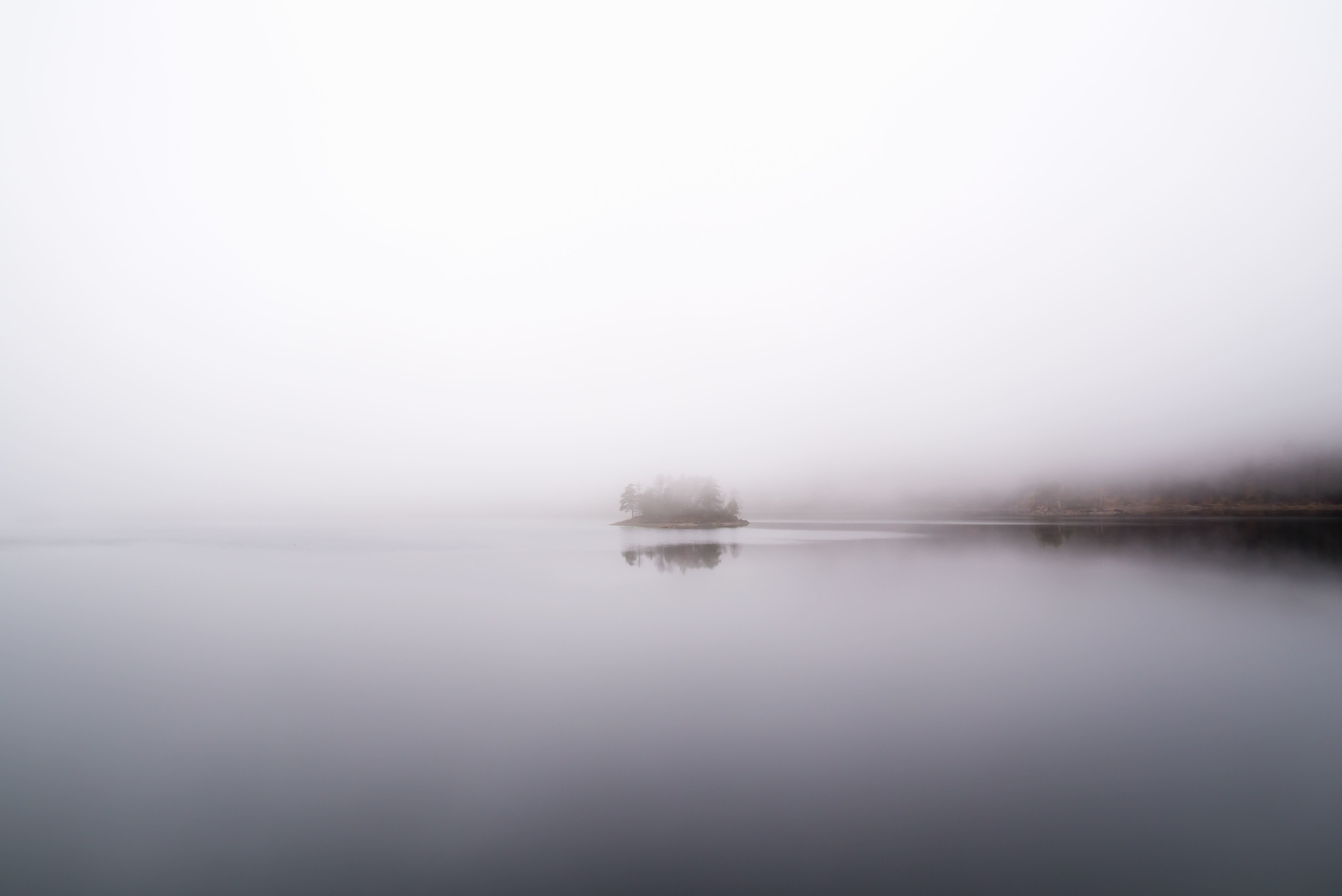 Сильный туман на озере