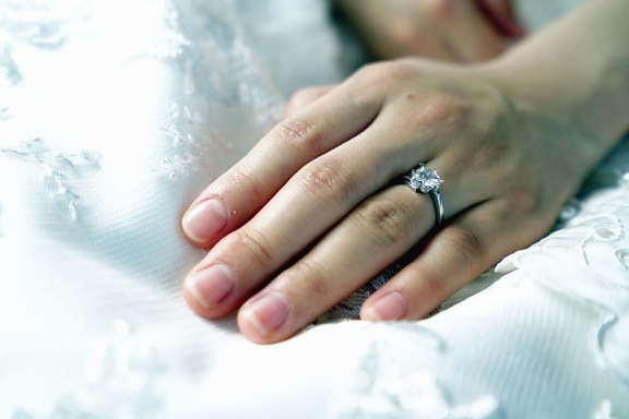 Svadobné šaty, žena, láska, manželstvo, prsteň