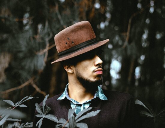 Homme, modèle photo, chapeau, mode, forêt, portrait