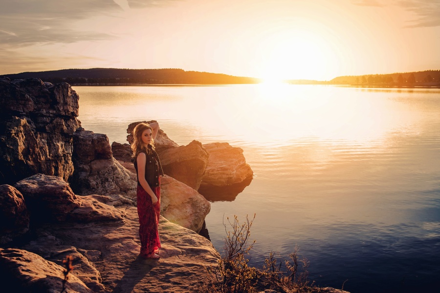 フリー写真画像 太陽 水 美しい 女性 女の子 湖の風景します