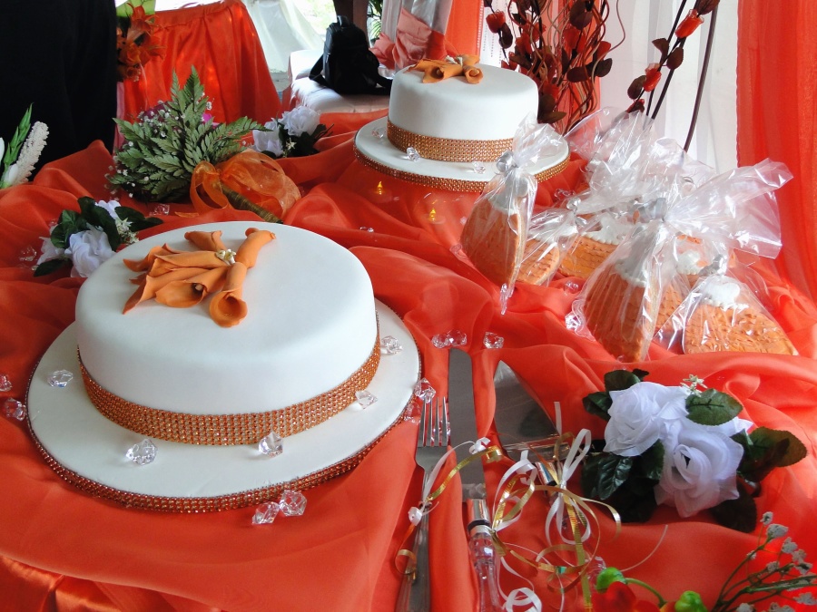 Svadobná torta, svadobné dekorácie, vidlička, nôž, oslava