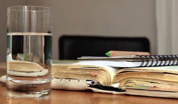 Glas, Wasser, Notizen, Tisch, Bücher, Bleistift, Lernen, Studieren