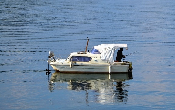 βάρκα, νερό του ποταμού, η αλιεία, ο άνθρωπος