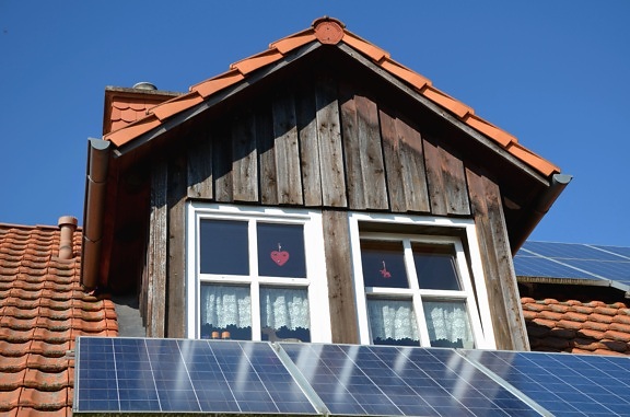 панели солнечных батарей, крыши, окна, энергия, дом
