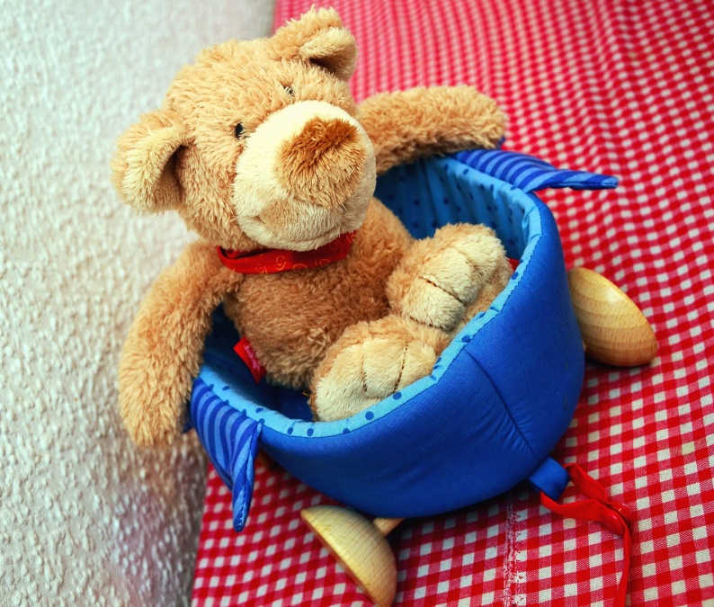 Teddybeer met speelgoed, wandelwagen, speelgoed, wiel, hout