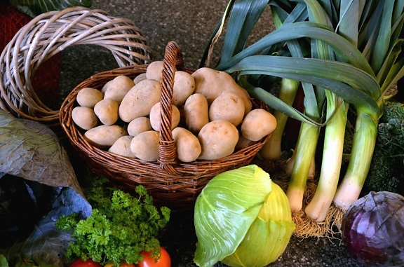 Cesta de mimbre, patata, cebolla, vegetales, tomate, comida