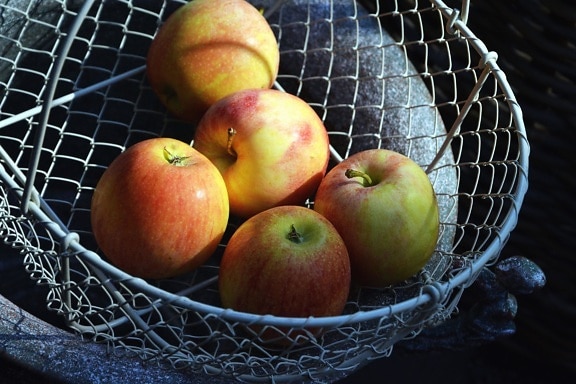 cesta de metal, maçã, frutas