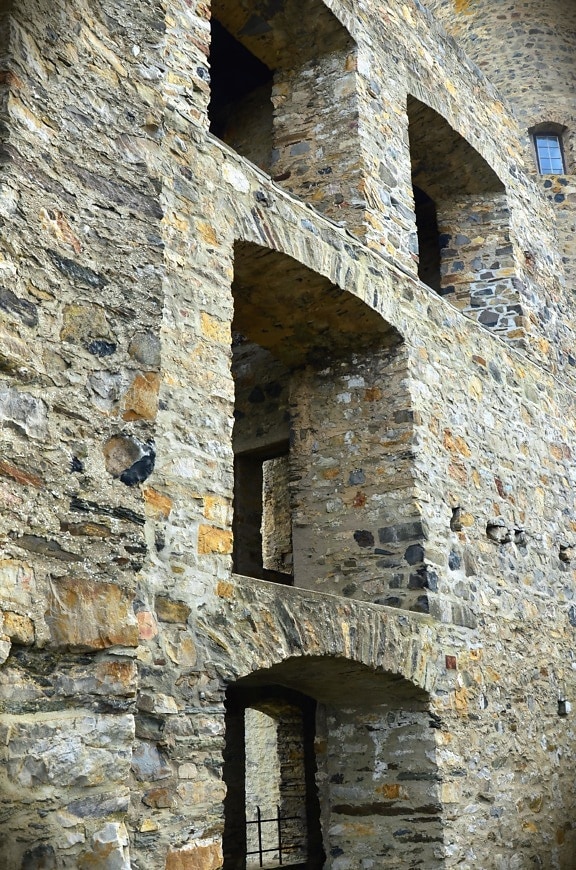歴史的なアーチ、石壁建築建物