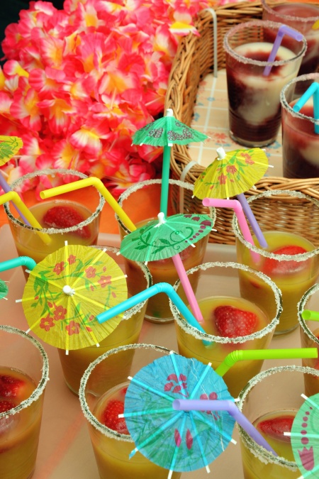 juice, glass, umbrella, beverage, strawberry