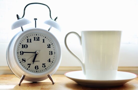 Taza, taza de café, despertador, reloj, minuto, mecanismo