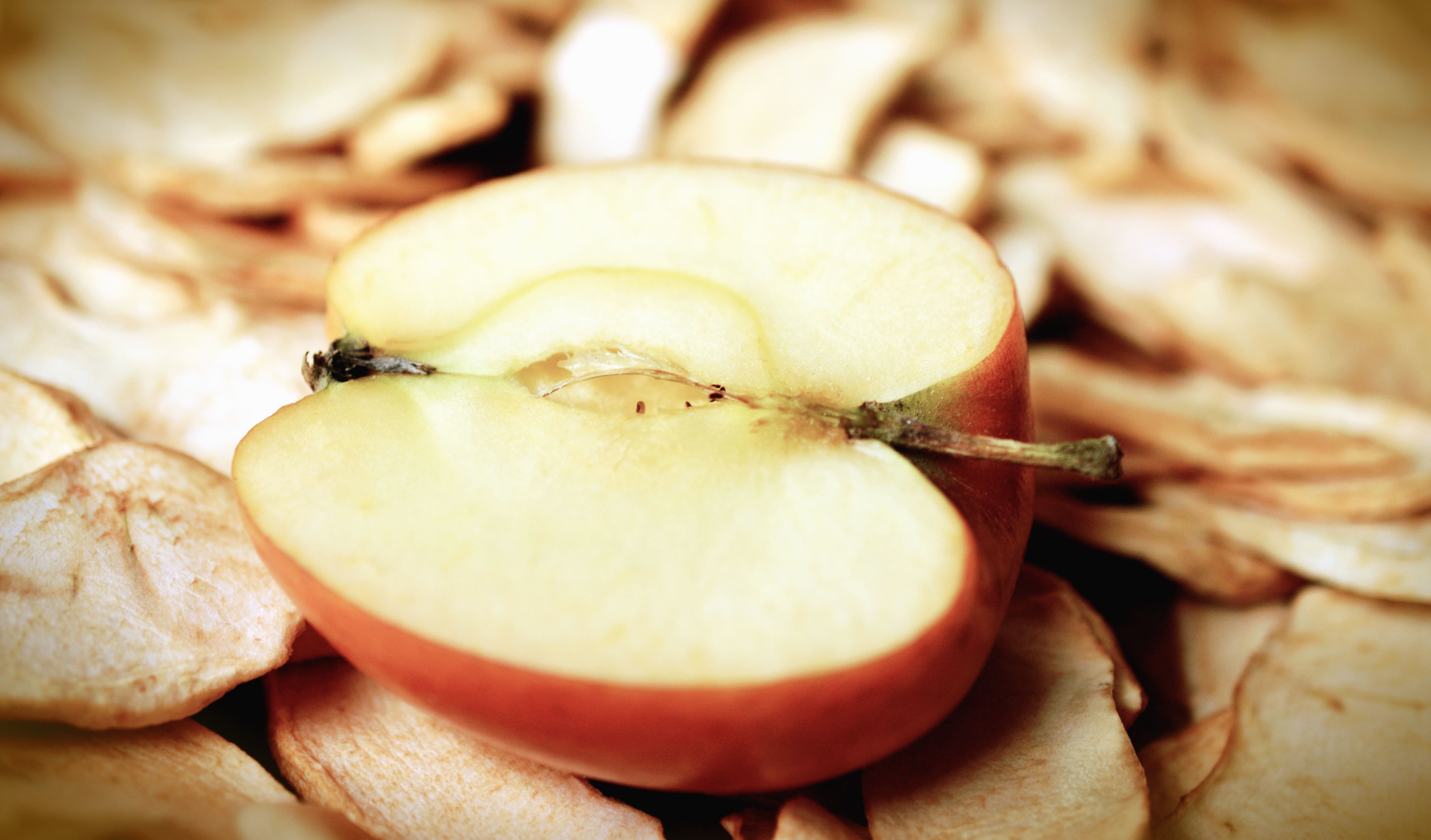 Или кусочек яблока или орешек. Нарезанные яблоки. Яблоко сушёное. Сушеные нарезанные яблоки. Яблоко ломтиками сушеные.