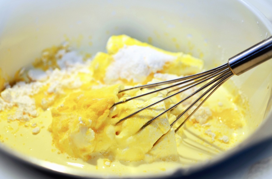 Pisk æg, mel, skål, dejen