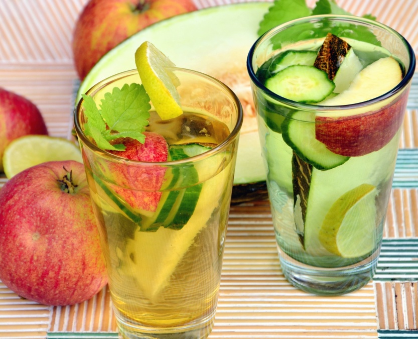 Manzana, juicem menta, agua, vidrio, pepino, refresco