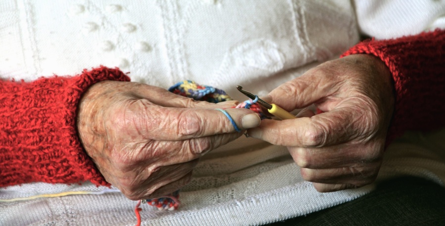breien met hand, oudere persoon, draad, naald