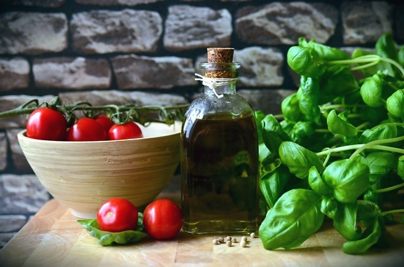 oil, glass, bottle, tomato, salad, spinach, kitchen