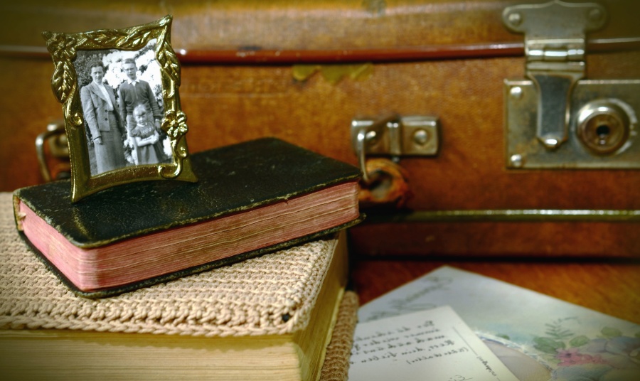 staré fotografie, kniha, kufr, zámek, retro