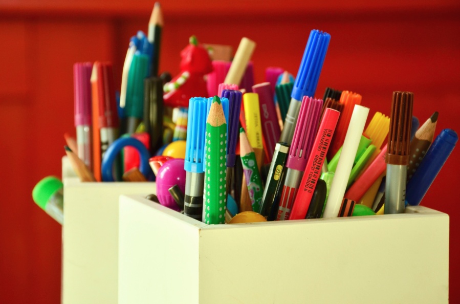 lápis de cor, caixa, marcador, tesoura