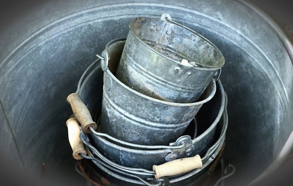 balde de metal, ferro, aço, punho, madeira