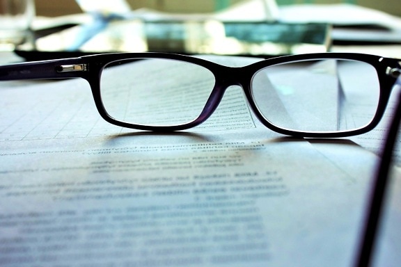 Glasögon, papper, bok, text