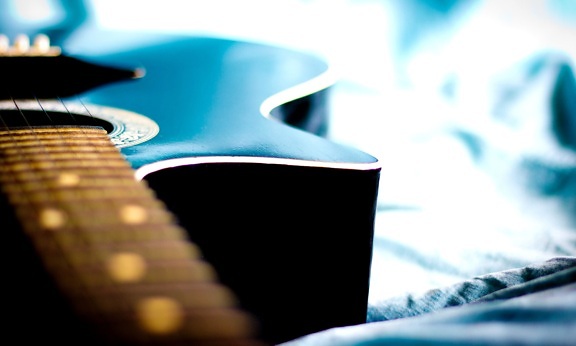 acoustic guitar, bed, object, macro