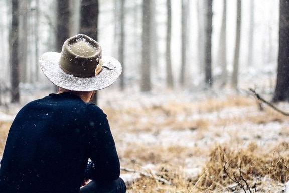 Homme, chapeau, forêt, hiver