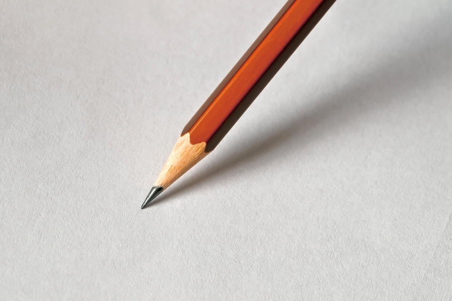 creion, hârtie albă