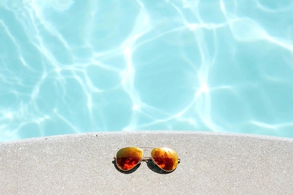 solglasögon, simbassäng, vatten