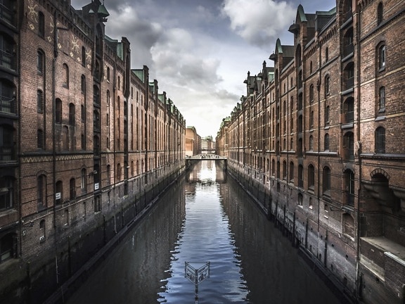 Canal, reflexie, most, budovy, okná