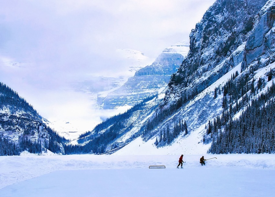 La neige, la montagne, les roches, le brouillard, les gens, le hockey, le sport, le patinage sur glace