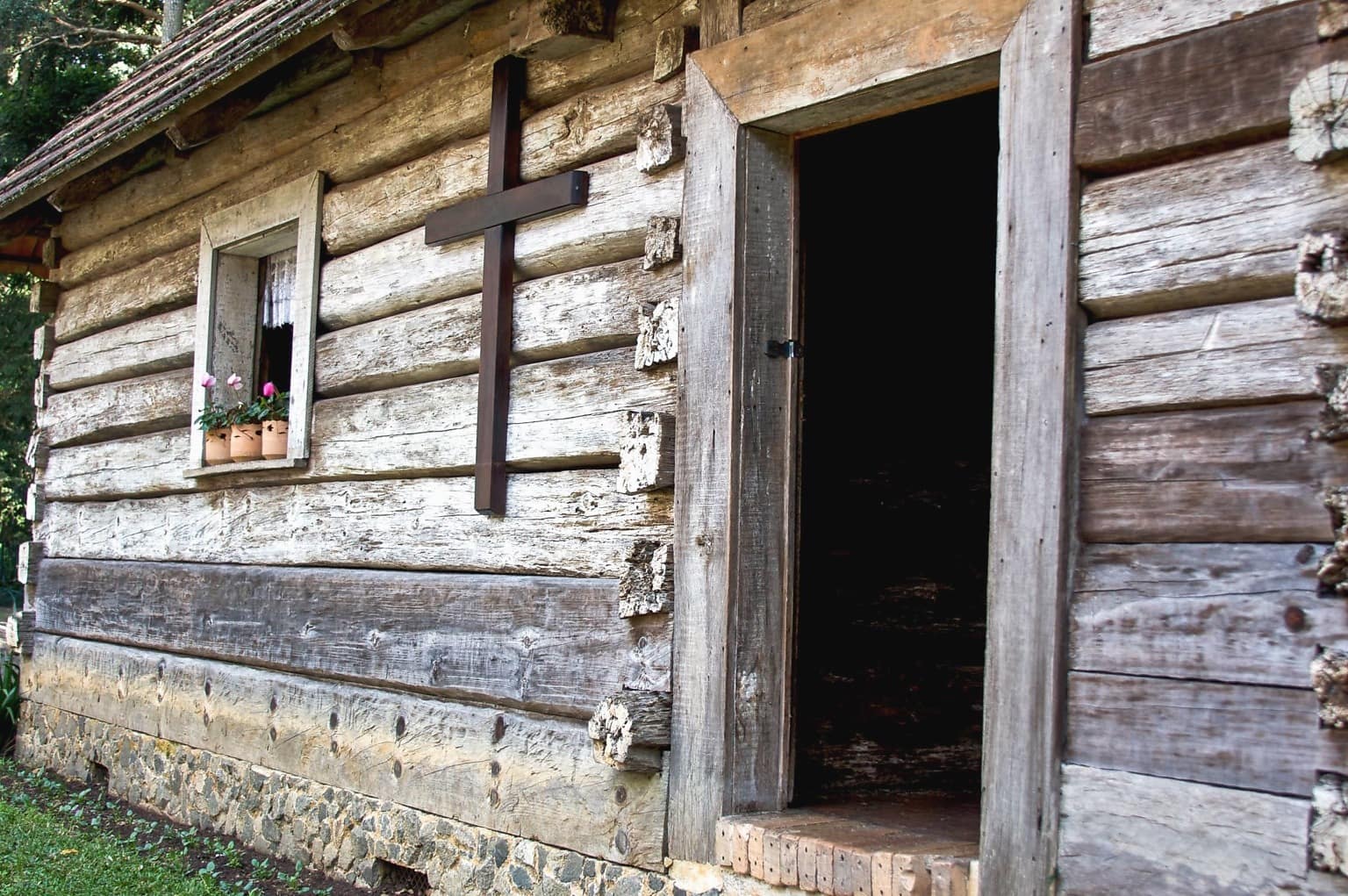 Окно в перу. Сарай с заколоченными окнами. Сарай с окнами фото. Крестики над окнами и дверьми. Деревянные сооружения с окном и крестом.