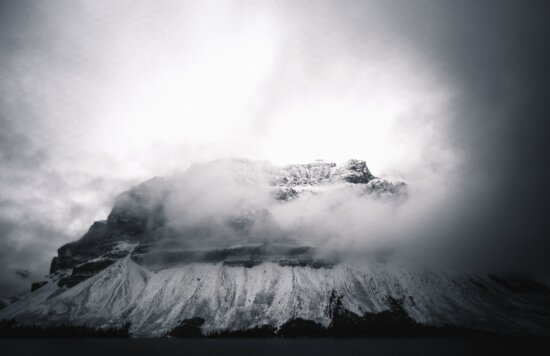 Berg, Landschaft, Himmel, Wolke, Wetter, Wasser, Umwelt, Schnee, Felsen, Nebel