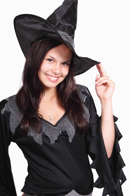 menina, sorrindo, chapéu, traje, bruxa