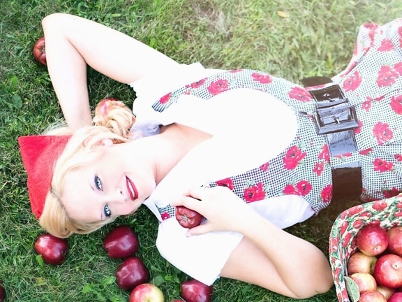 cô gái, retro, vui vẻ, táo, trái cây, giỏ, cỏ