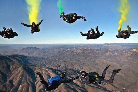 Paracaidista, deporte extremo, gente, humo, acrobacia, montaña, cielo, vuelo
