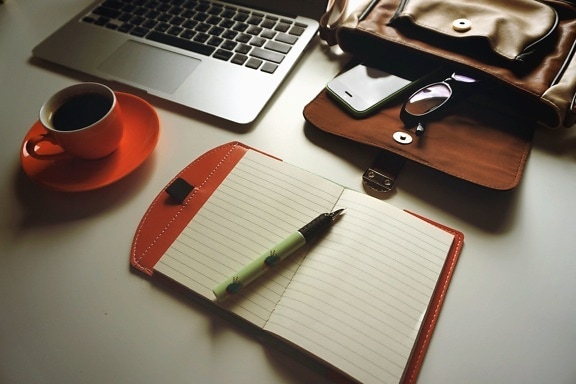 Caffè, laptop, matita, note, occhiali da vista, telefono cellulare, lavoro