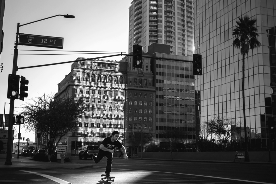 skateboard-ul, omul, strada, asfalt, constructii, arhitectura, palmier, city