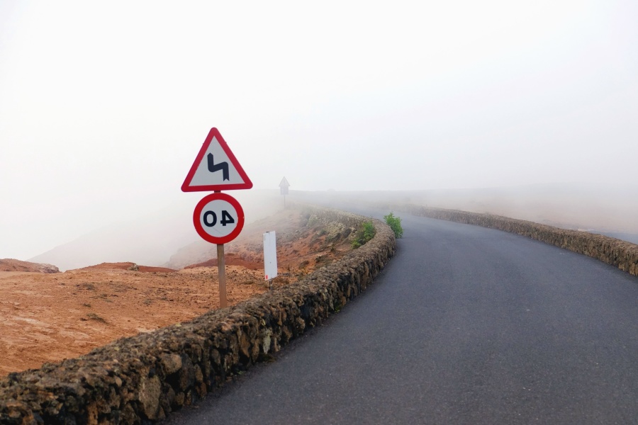 Panneau de signalisation, route, brouillard, rempart, pierre